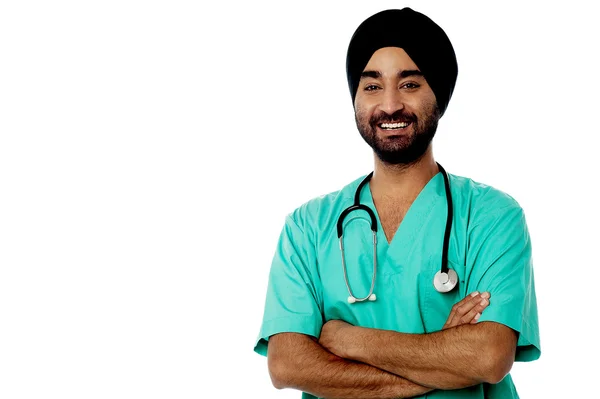 Médico masculino com braços cruzados — Fotografia de Stock