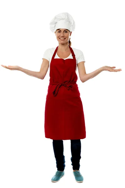Kobieta kucharz z otwartymi ramionami — Zdjęcie stockowe