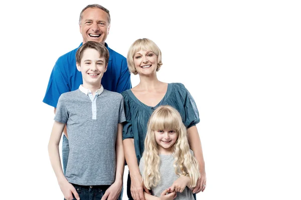 Familia alegre de cuatro retratos de estudio — Foto de Stock