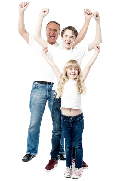 Opgewonden familie met armen omhoog — Stockfoto