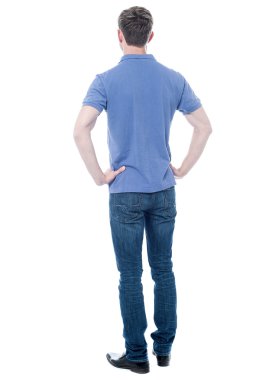 genç adam önde görünüyor