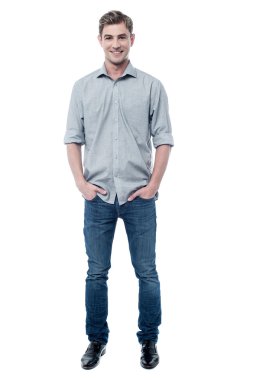 adamın elleri ceplerinde