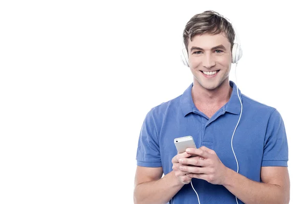 Guy luisteren muziek — Stockfoto