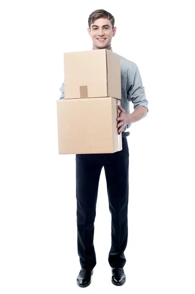 Человек с пачкой коробок — стоковое фото