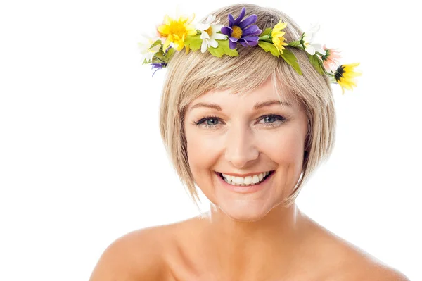 Frau mit Blumenkranz auf dem Kopf — Stockfoto