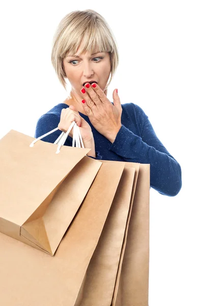Donna che trasporta borse della spesa — Foto Stock