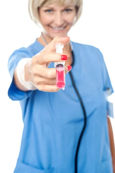 Middle aged woman physician with syringe — Stock Photo, Image