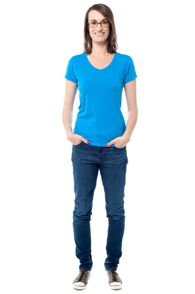 Woman with hands in jeans pocket — Stock Photo, Image