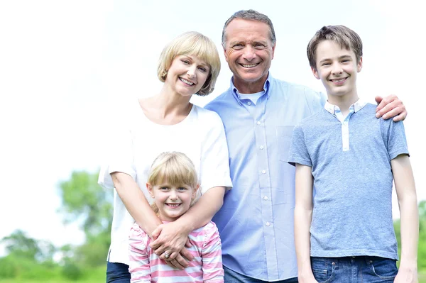 Famiglia di quattro in posa — Foto Stock