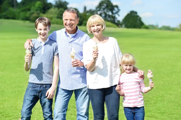 Familj på fyra äta glass — Stockfoto