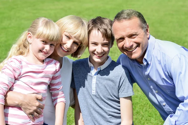 Coppia trascorrere del tempo con i bambini — Foto Stock