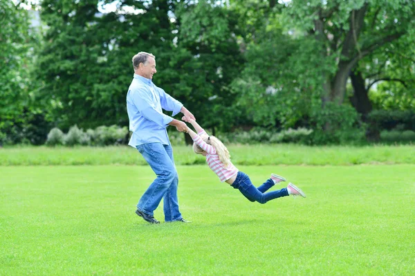 Padre e hija jugando —  Fotos de Stock