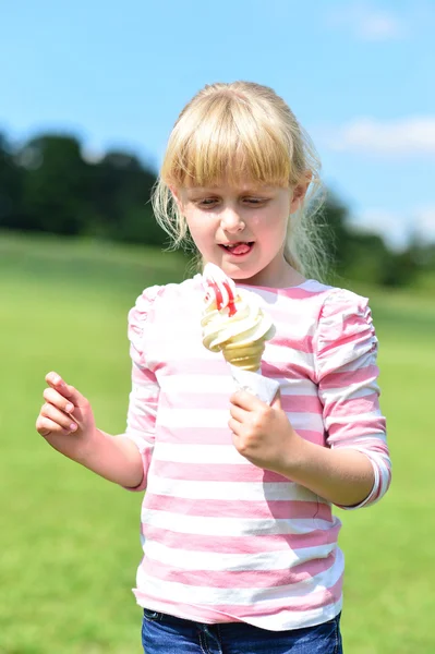 Κορίτσι που τρώει παγωτό — Φωτογραφία Αρχείου