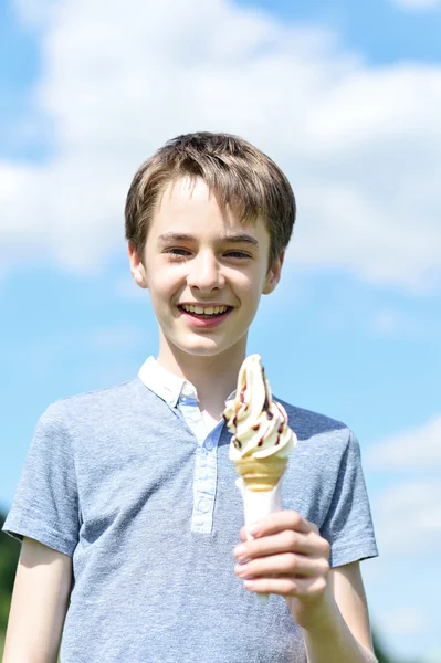 Junge hält eine Eistüte in der Hand — Stockfoto