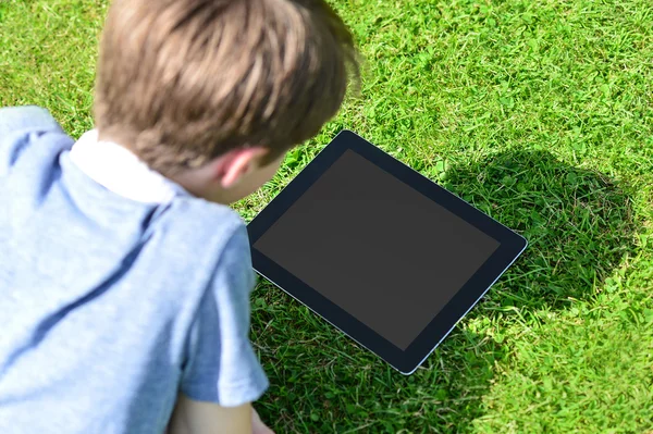 Jongen op zoek op Tablet PC-scherm — Stockfoto