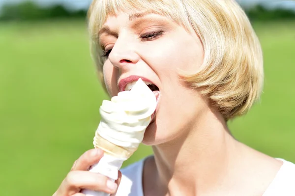 Donna leccare un gelato — Foto Stock