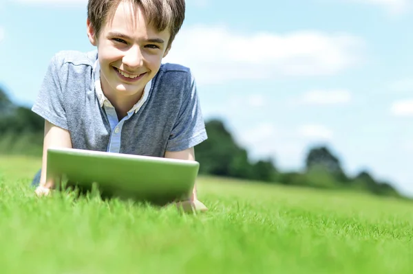 Menino usando seu tablet pc — Fotografia de Stock