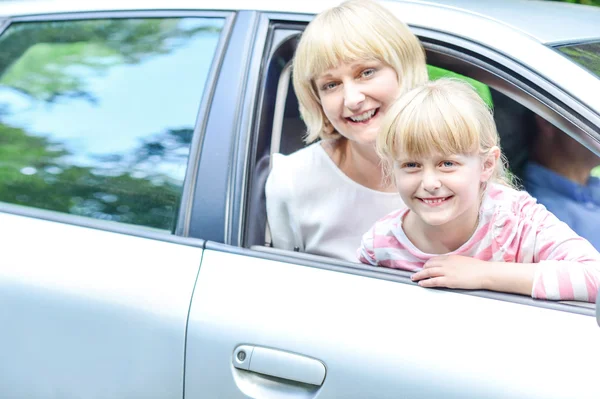 Mãe e filha no carro olhando para fora — Fotografia de Stock