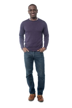 adamın elleri ceplerinde poz