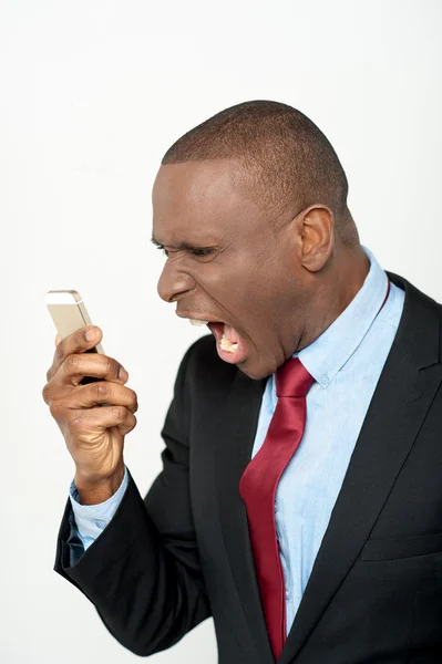 Hombre de negocios gritando en el teléfono celular — Foto de Stock