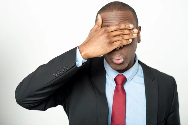 Geschäftsmann versteckt seine Augen vor dem Licht — Stockfoto