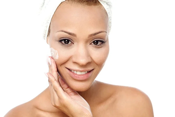 Mujer aplicando crema solar en la cara — Foto de Stock