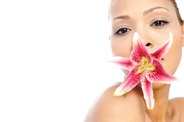 Vrouw bedrijf roze lily bloem — Stockfoto