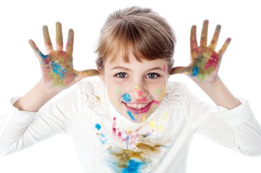 boya pis elleriyle küçük kız