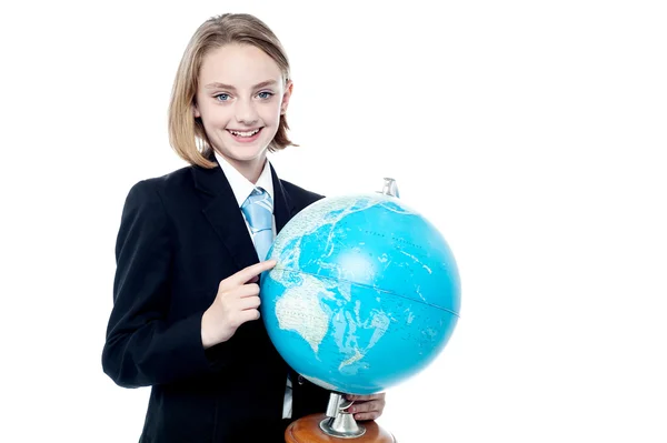 Menina em terno de negócios segurando mapa globo — Fotografia de Stock