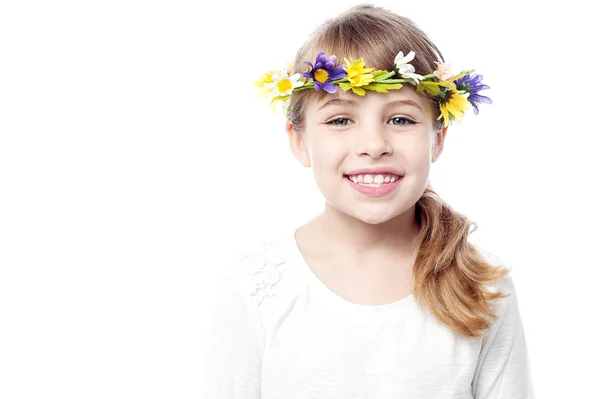 Çiçek çelenk ile küçük kız — Stok fotoğraf