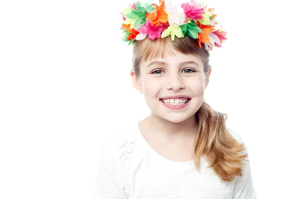 Mädchen trägt Blumenkranz — Stockfoto