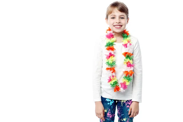Kleines Mädchen mit Blumengirlande — Stockfoto