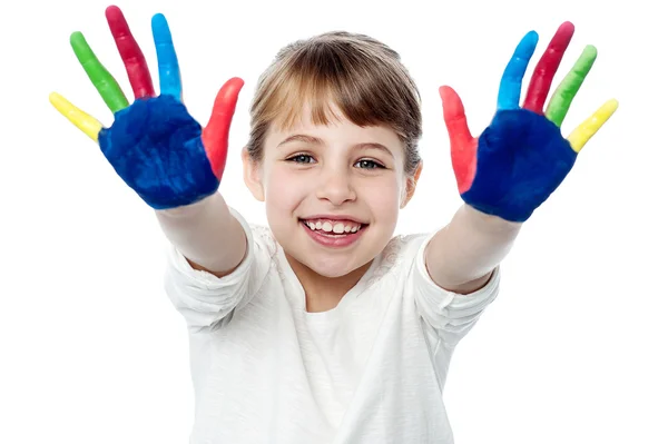 Κορίτσι με τα χέρια στη ζωγραφική — Φωτογραφία Αρχείου