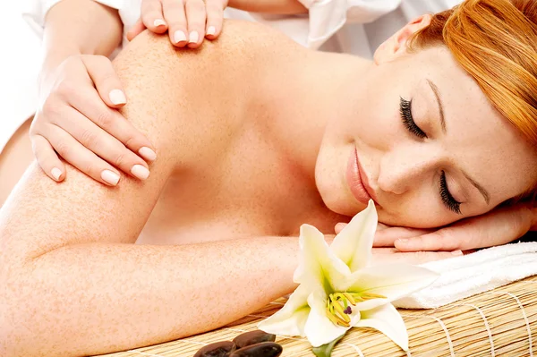 Vrouw met wellness massage terug — Stockfoto