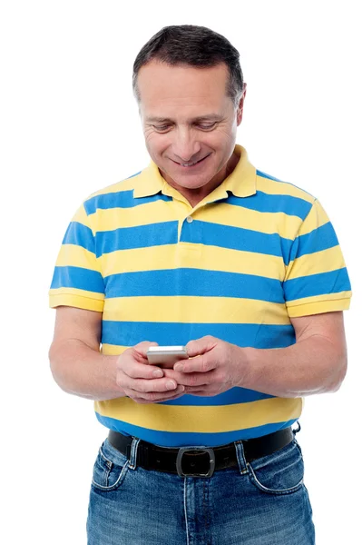 Dorywczo wieku człowiek przy użyciu telefonu komórkowego — Zdjęcie stockowe