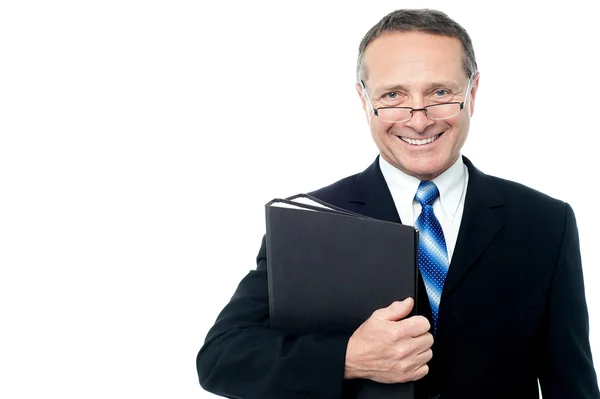 Sonriente hombre de negocios sosteniendo carpetas de archivos — Foto de Stock