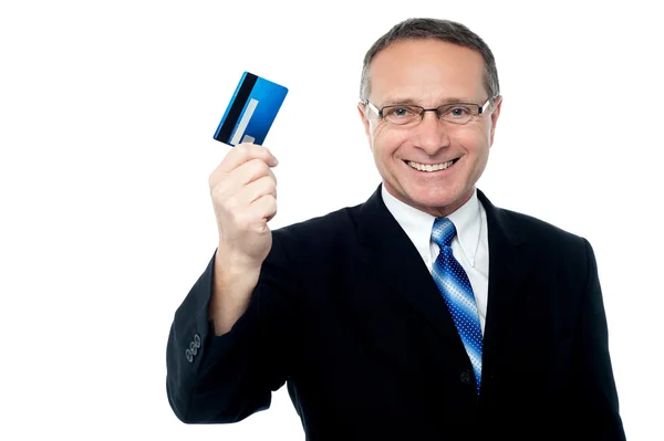 Business executive holding kredi kartı — Stok fotoğraf