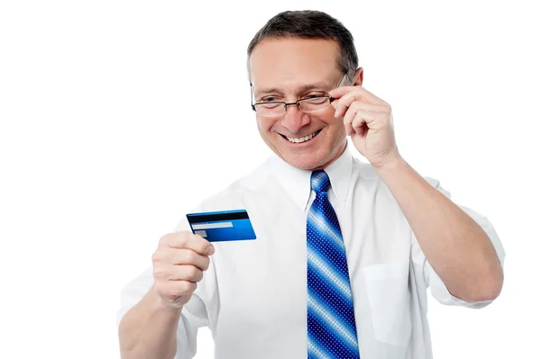 Sorrindo executivo segurando cartão de crédito — Fotografia de Stock