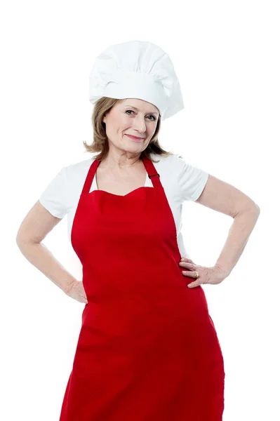Усміхнена старша жінка шеф-кухар — стокове фото