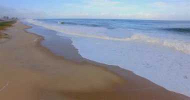 Bol köpüklü deniz dalgaları. Drone görünümü.