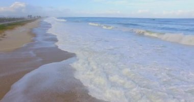 Bol köpüklü deniz dalgaları. Drone görünümü.