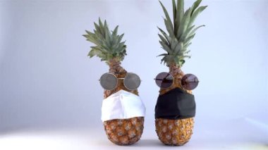 Gözlüklü ve maskeli ananas. Küresel etki kavramı COVID-19.