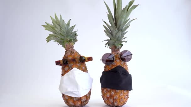 Ananas Con Bicchieri Maschera Concetto Impatto Globale Covid — Video Stock