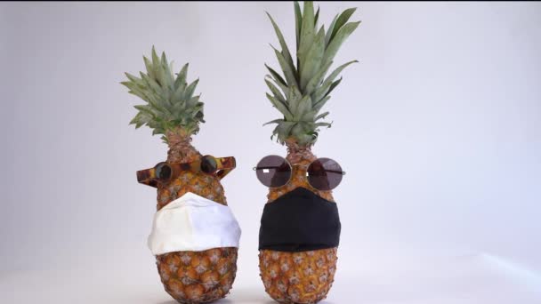 Ananas Con Bicchieri Maschera Concetto Impatto Globale Covid — Video Stock