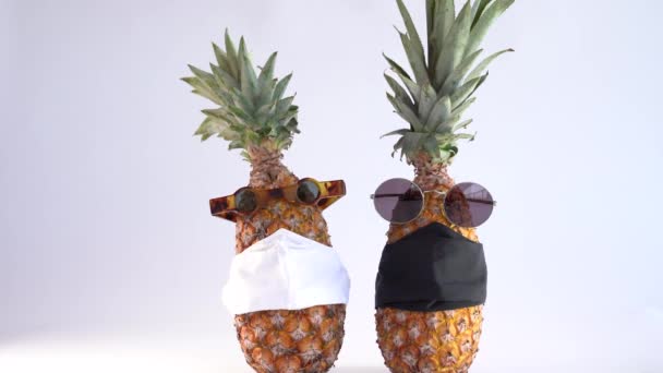 Gözlüklü Maskeli Ananas Küresel Etki Kavramı Covid — Stok video