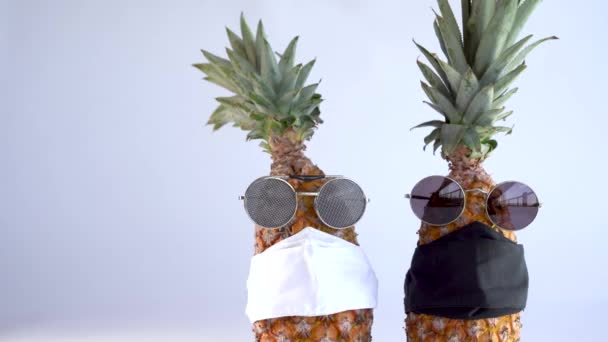 Ananas Okularach Masce Koncepcja Wpływu Globalnego Covid — Wideo stockowe