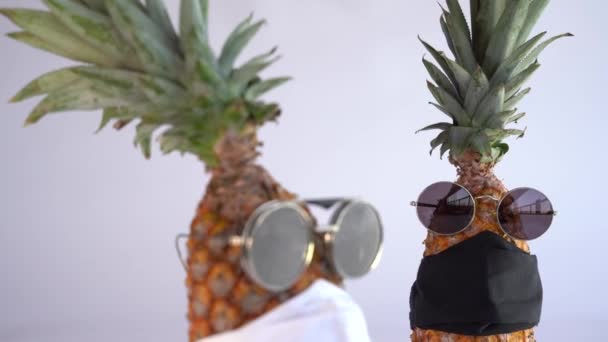 有眼镜和面具的菠萝 全球影响概念Covid — 图库视频影像