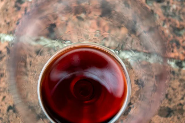 赤ワインのグラスの中からの眺め 赤ワイングラス — ストック写真