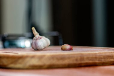 Tahta bir masada sarımsak kafa. Arka plan bulanık. Boşluğu kopyala.