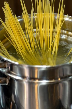 Kaynar suda pişirilmiş spagetti. Makarnalı makarna..